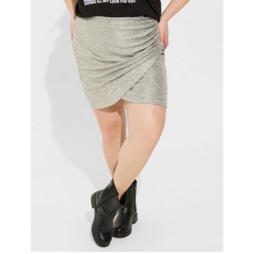 Torrid 4x Size 26 Foil Silver Skirt * New * Elastic Waist * Comfy * Stretchy